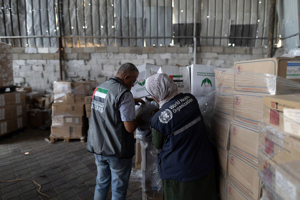 加沙一处仓库内,医疗物资正在备货待发。